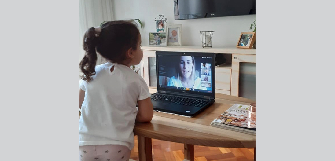 Rutinas del Jardín: «Mirando la compu»