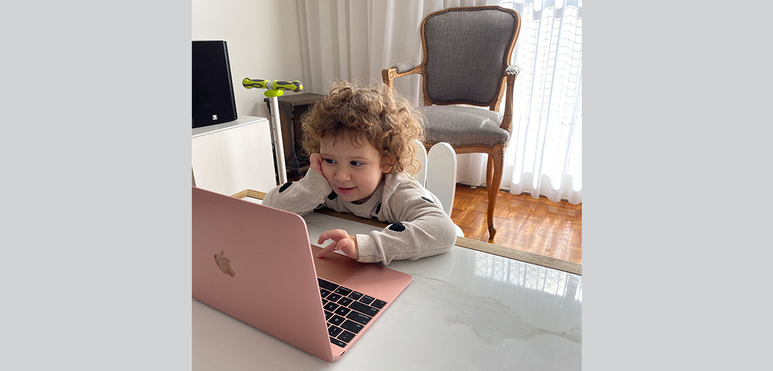 Rutinas del Jardín: «Mirando la compu»