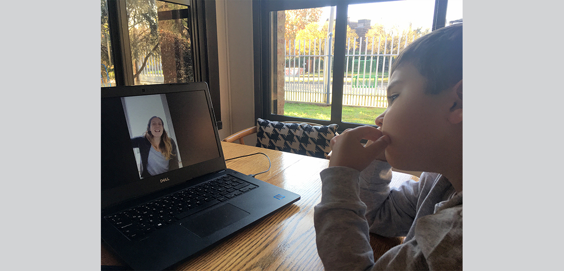 Rutinas del Jardín: «Mirando la compu»